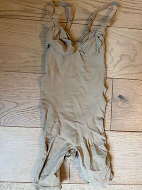 Skims shapewear size medium